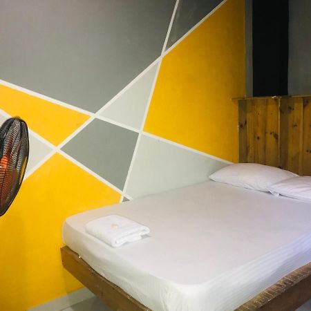 Alina Budget Hotel Kaduwela Esterno foto