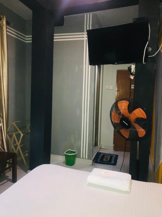 Alina Budget Hotel Kaduwela Esterno foto