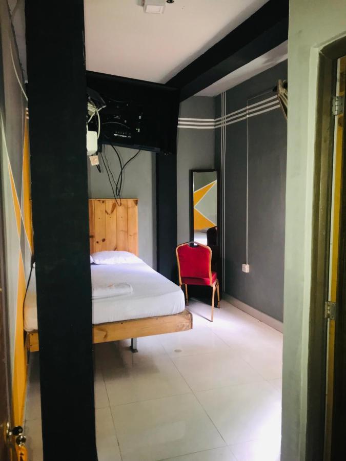 Alina Budget Hotel Kaduwela Esterno foto