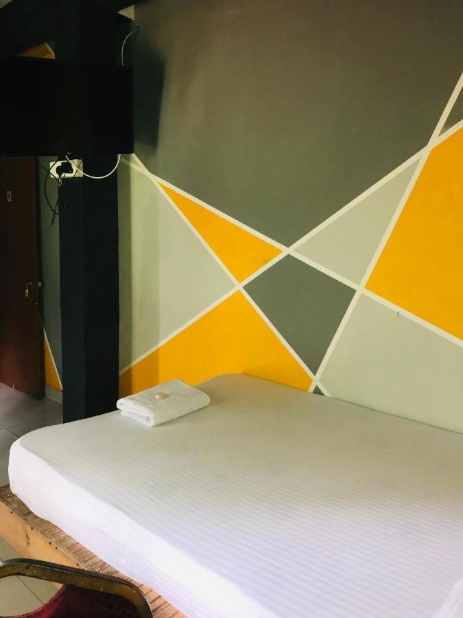 Alina Budget Hotel Kaduwela Esterno foto