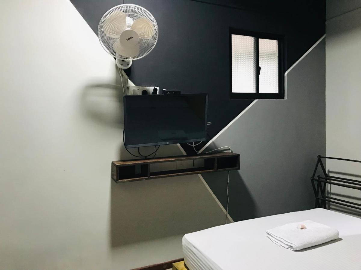 Alina Budget Hotel Kaduwela Esterno foto