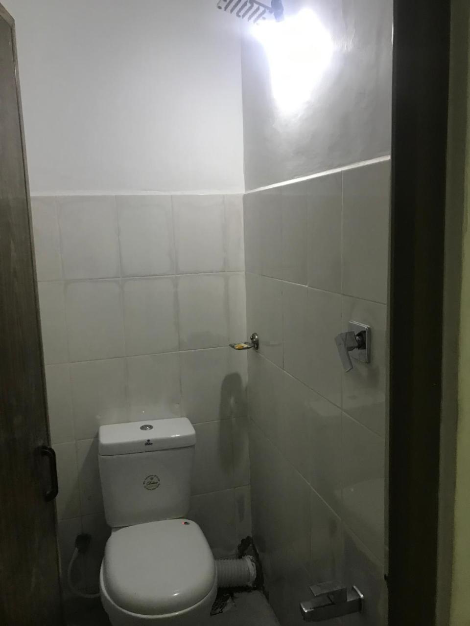 Alina Budget Hotel Kaduwela Esterno foto