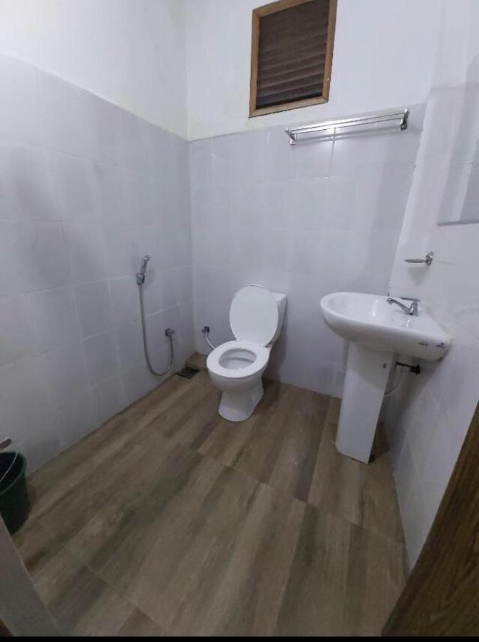 Alina Budget Hotel Kaduwela Esterno foto