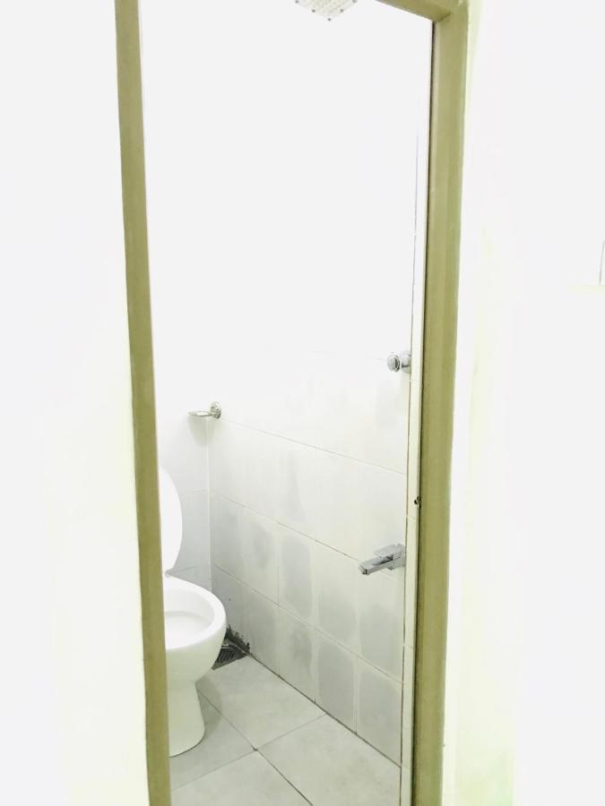 Alina Budget Hotel Kaduwela Esterno foto