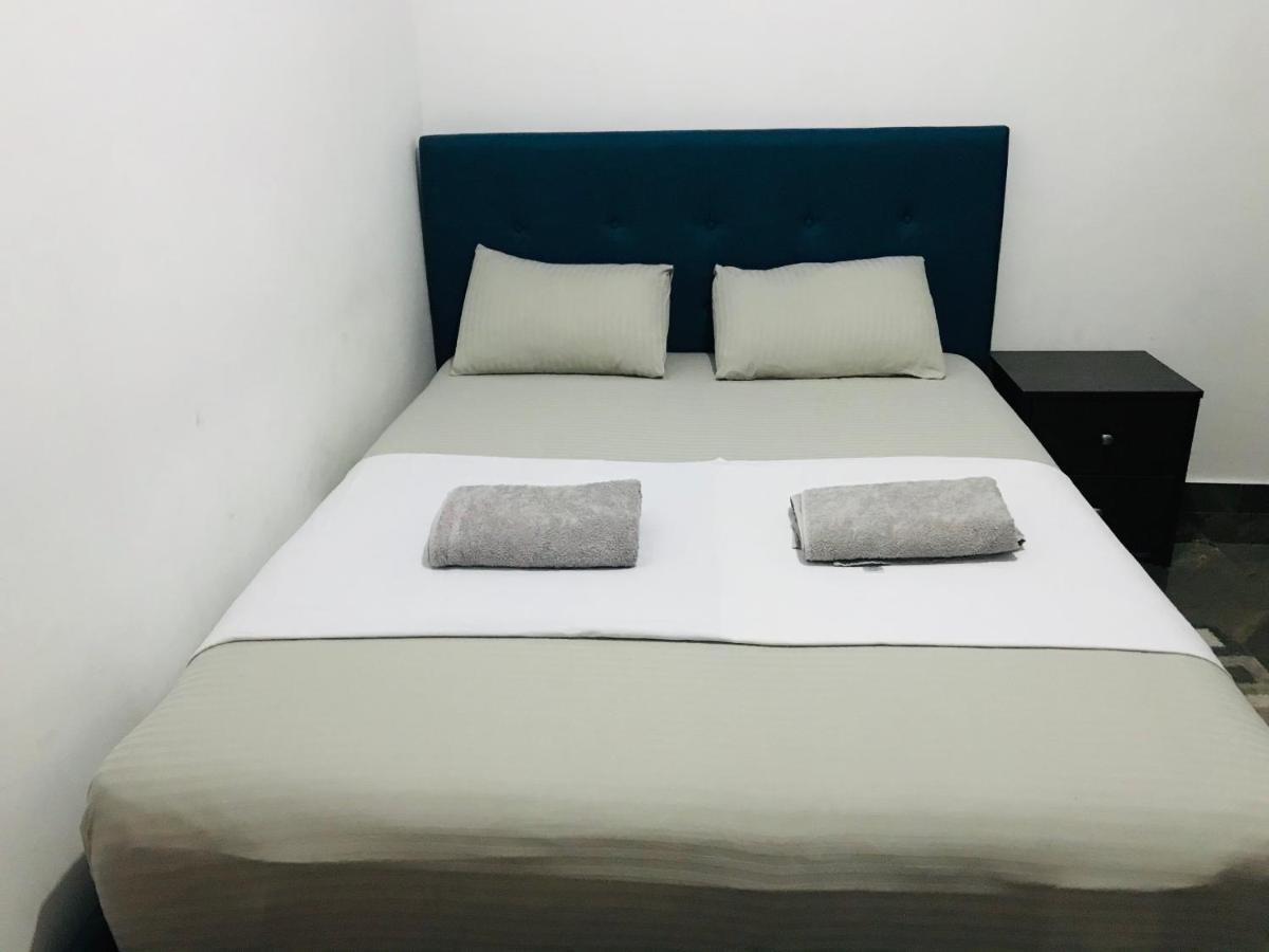 Alina Budget Hotel Kaduwela Esterno foto